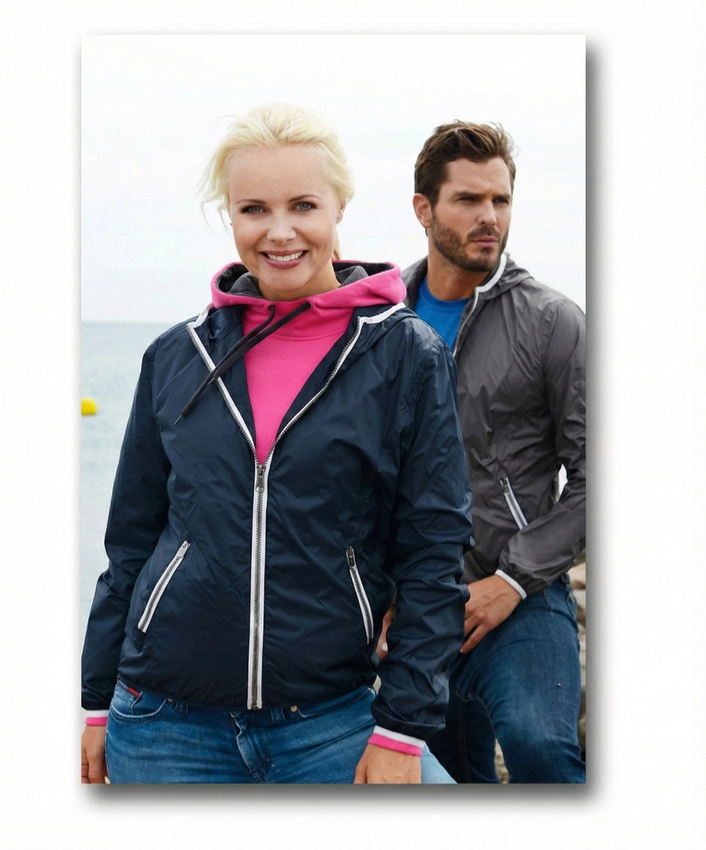 Team in Arbeitskleidung und mit Werbeartikeln – HM Werbung Sigmaringen